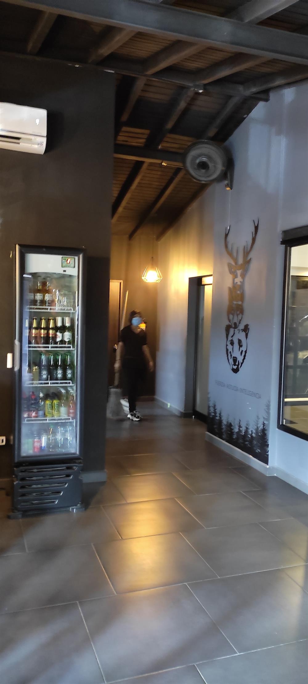 Pasillo con nevera de bebidas