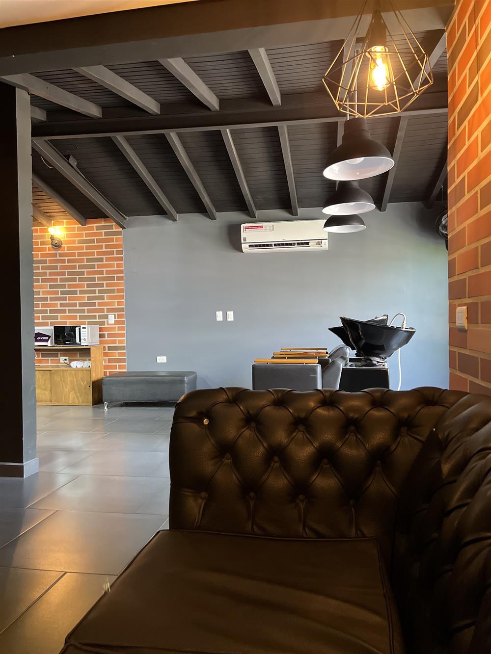 Sala de espera con sofá chester de cuero